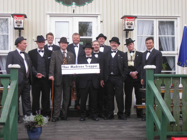 Tofs på trappan till Tursithotellet